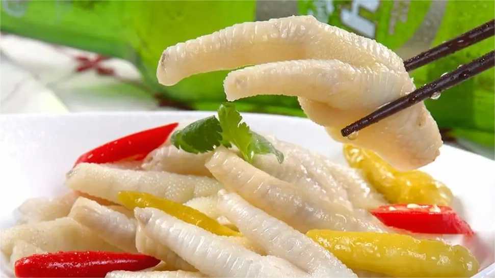 泡椒鳳爪塑料保鮮盒包裝機(jī)：鎖住美味，保鮮每一刻